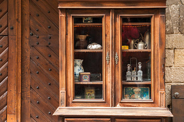 アンティークの木製サイドボード - 戸棚 ストックフォトと画像