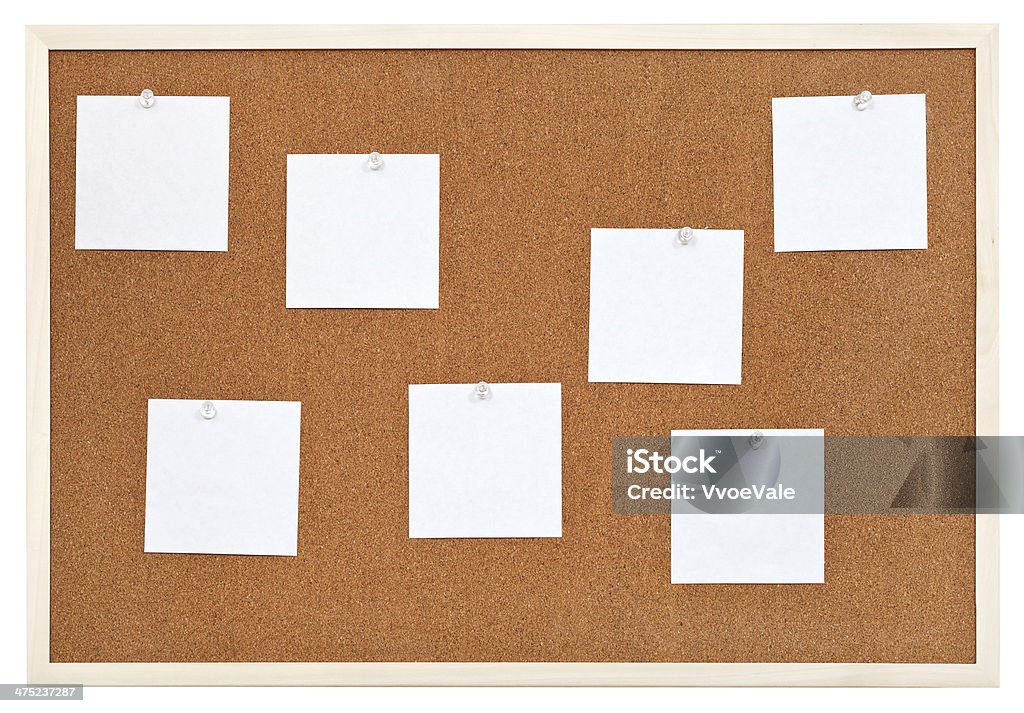 Einige Blätter Papier auf schwarzen Kork-board - Lizenzfrei Ankündigung Stock-Foto