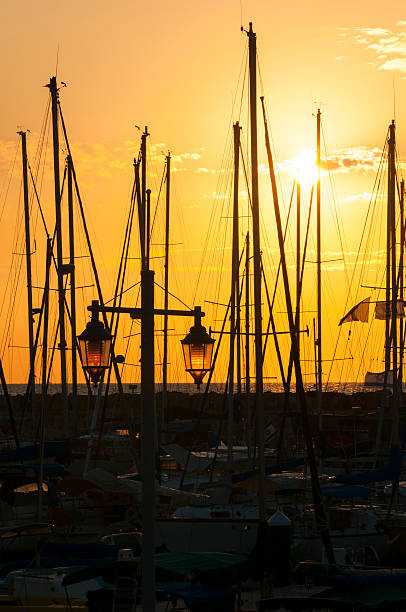 マリーナの日没-テルアビブ,イスラエル - sailboat sunset tel aviv sea ストックフォトと画像