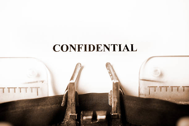 "confidencialidade" escrito em uma máquina de escrever vintage. documento. - typebar business retro revival letter imagens e fotografias de stock