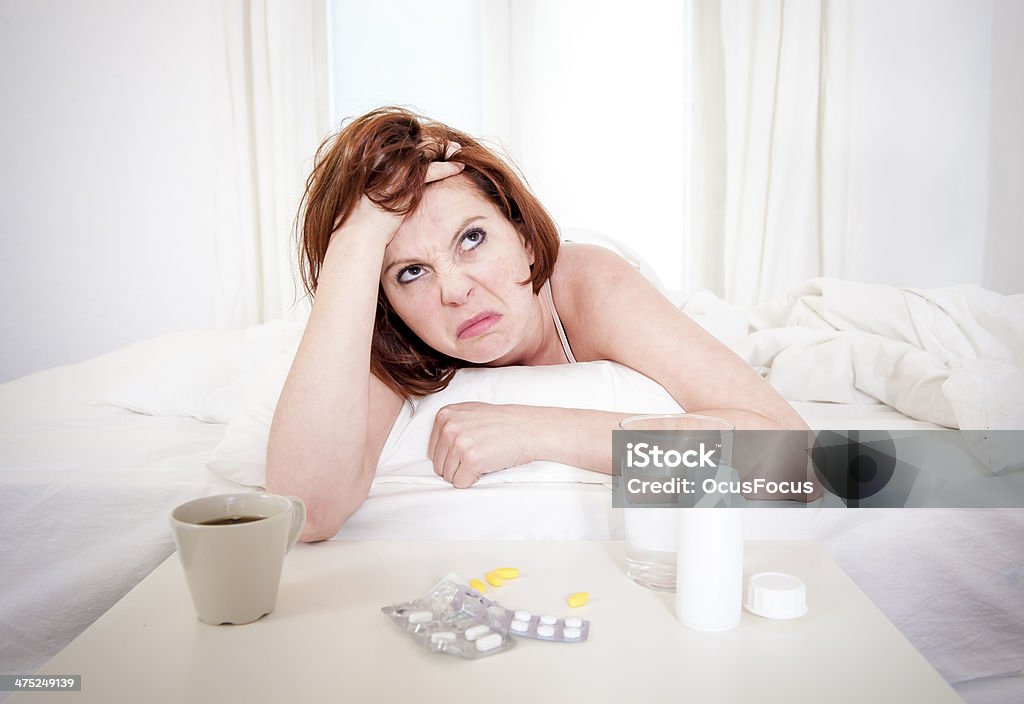 Chica de pelo roja con resaca que desean café en la cama - Foto de stock de Abuso libre de derechos