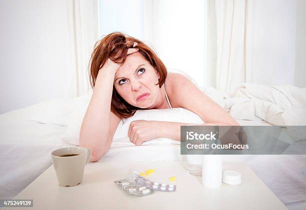 Chica De Pelo Roja Con Resaca Que Desean Café En La Cama Foto de stock y más banco de imágenes de Abuso