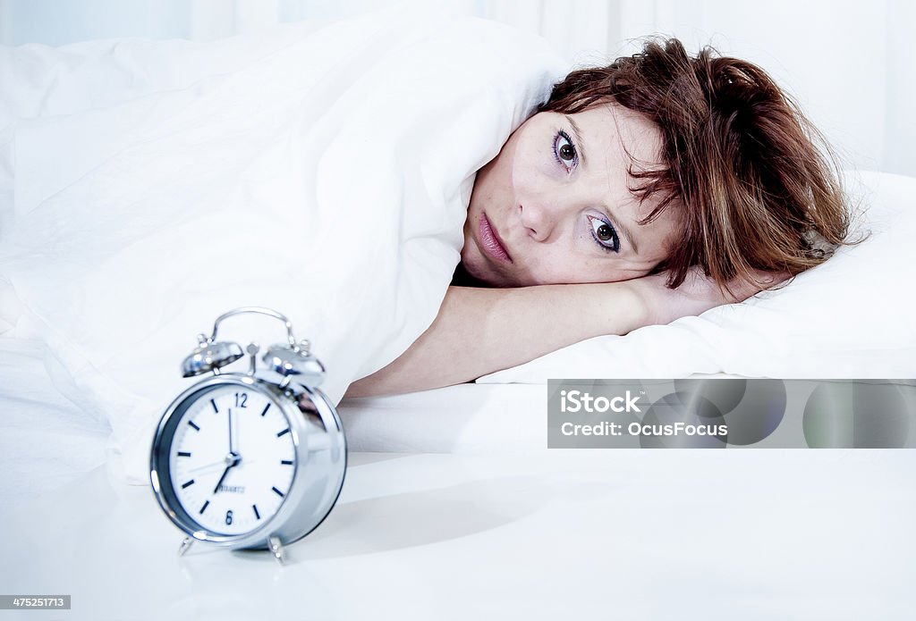 Donna a letto con insonnia che non riesci a dormire sfondo bianco - Foto stock royalty-free di Adulto