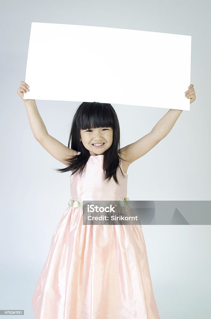 Retrato de joven asiática niña sosteniendo Cartelera en blanco - Foto de stock de Adulto libre de derechos