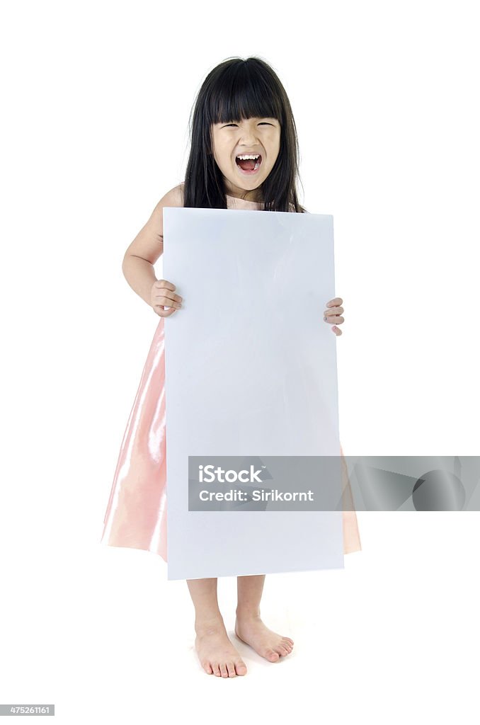 Ritratto di giovane ragazza asiatica con cartellone vuoto - Foto stock royalty-free di Bambino