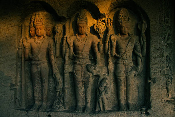 13° secolo divinità indù in grotte di ellora - rama foto e immagini stock