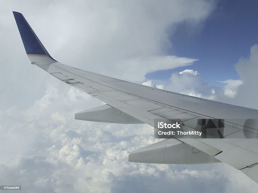Ala sopra le nuvole - Foto stock royalty-free di A mezz'aria