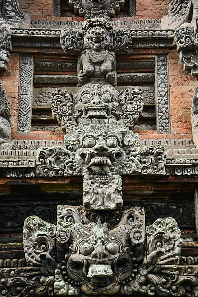 원숭이 관자놀이 in 케풀라우안 멍키 포레스트, 인도네시아 - bali sculpture balinese culture human face 뉴스 사진 이미지
