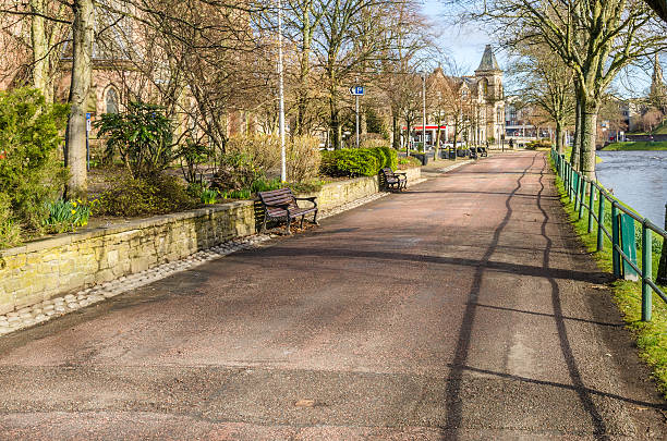 istock Straight Paved Fottoptah Lined with Benches 475275788