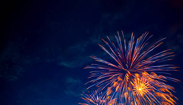 incorniciata esplosione - fireworks foto e immagini stock