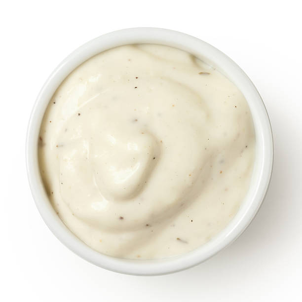 pequeño encapsulado de ajo mayonesa, aislado, detalle, desde arriba. - salsa de acompañamiento fotografías e imágenes de stock