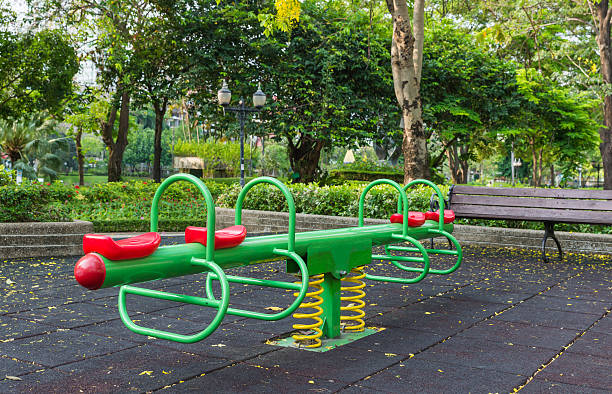 カラフルな plaything 、バンコクのベンジャシリ公園 - spring ride ストックフォトと画像