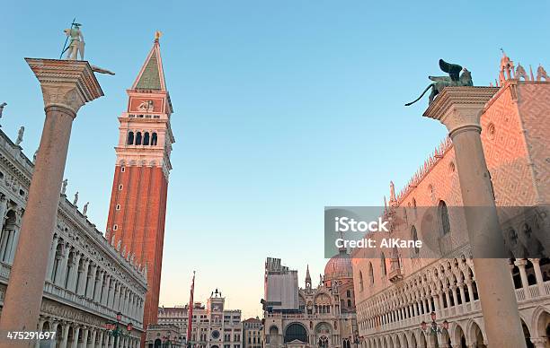 San Marco Piazza Al Crepuscolo - Fotografie stock e altre immagini di Abbazia - Abbazia, Ambientazione esterna, Antico - Condizione