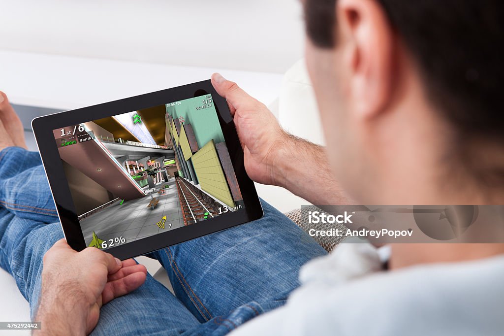 Junger Mann spielen Spiel - Lizenzfrei Tablet PC Stock-Foto