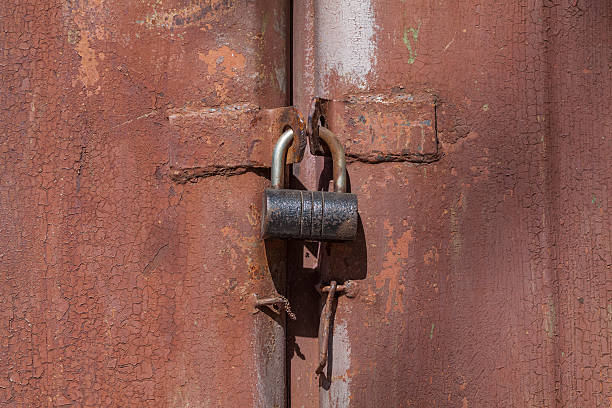 istock Steel lock on rusty metall background 475294350