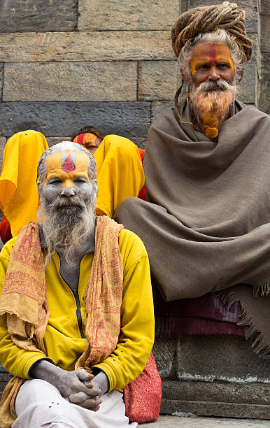 shaiva sadhu uśmiech i stawiając na ulicy - india sadhu nepalese culture nepal zdjęcia i obrazy z banku zdjęć