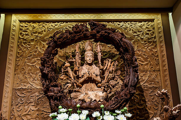 guan yin sculpture sur bois - guan yin photos et images de collection