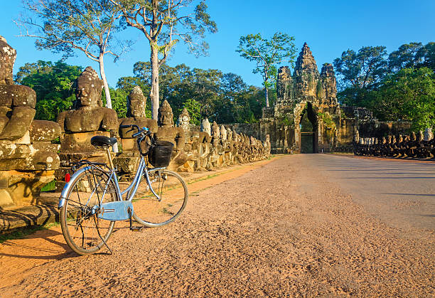 klassische fahrrad vor von angkor wat, kambodscha - marcel siem stock-fotos und bilder