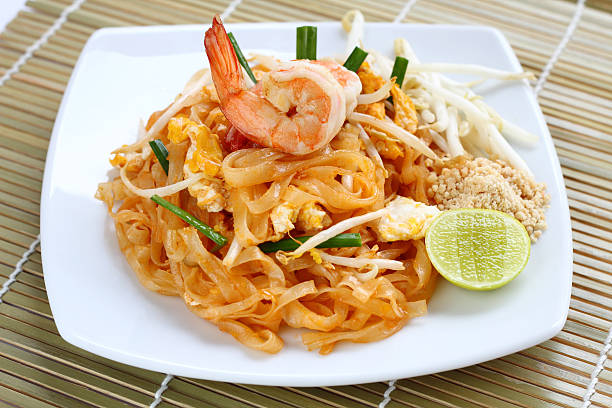 パッドタイ海老ます。 - pad thai ストックフォトと画像