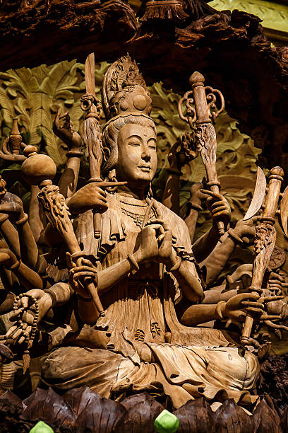 guan yin sculpture sur bois - guan yin photos et images de collection