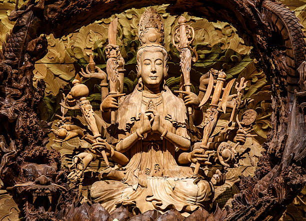 guan yin sculpture sur bois - guan yin photos et images de collection