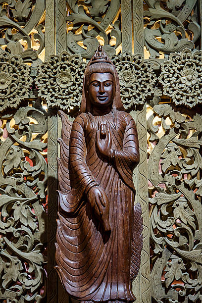 guan yin sculpture sur bois - guan yin photos et images de collection