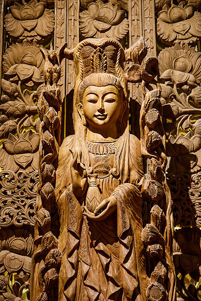 guan yin sculpture sur bois - guan yin photos et images de collection