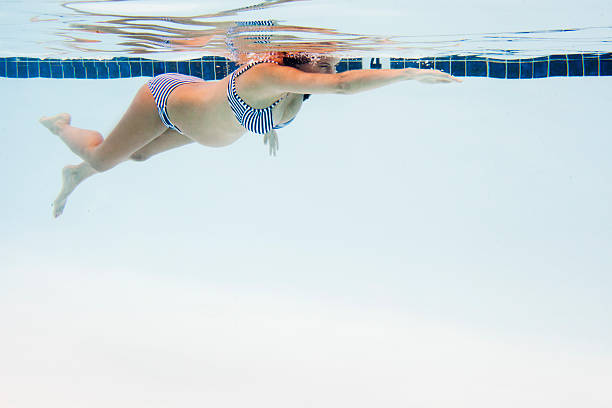 femme enceinte à nager dans la piscine - water aerobics swimming pool exercising sport photos et images de collection