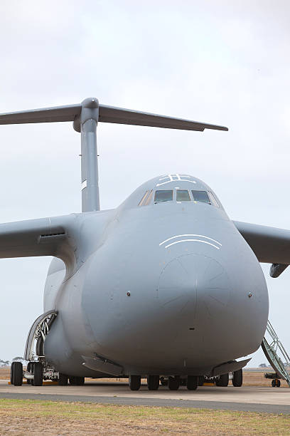 avión de transporte militar lockheed c-5 galaxy - military airplane c 5 military airplane fotografías e imágenes de stock