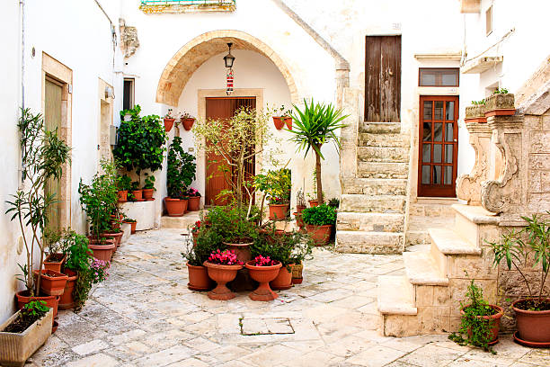 patio en puglia, italia - villa italian culture facade ornamental garden fotografías e imágenes de stock