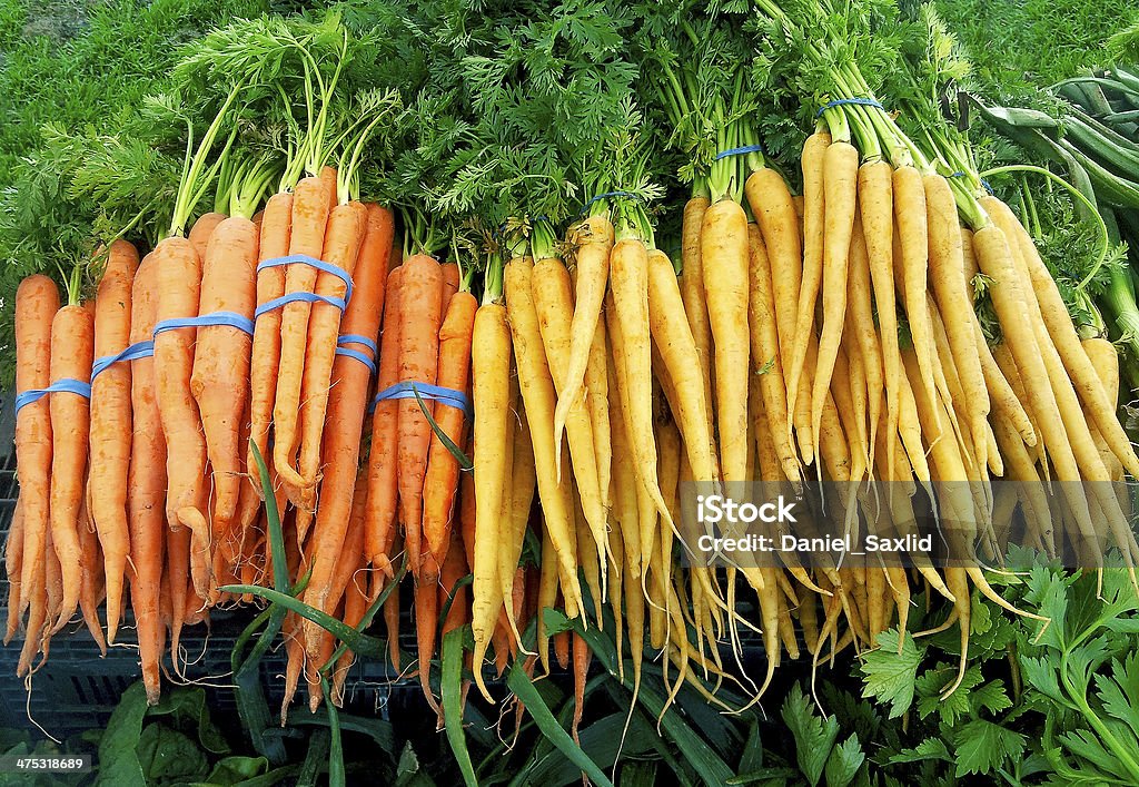 De délicieux produits de la ferme carottes fraîches dans tombe sur un marché des fermiers. - Photo de Agriculteur libre de droits