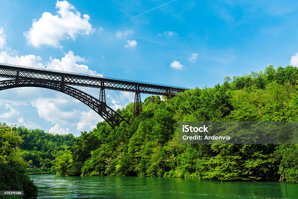 Italiano iron bridge è circondato da una foresta - Foto stock royalty-free di 2015