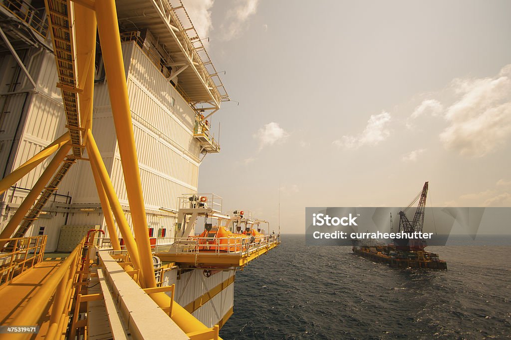 crane barge haciendo marine altas ascensor - Foto de stock de Agarrar libre de derechos
