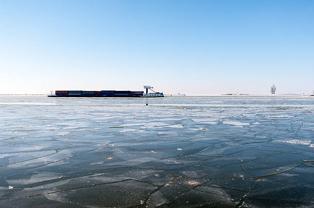 Barka w lodzie i warunkach zimowych – zdjęcie