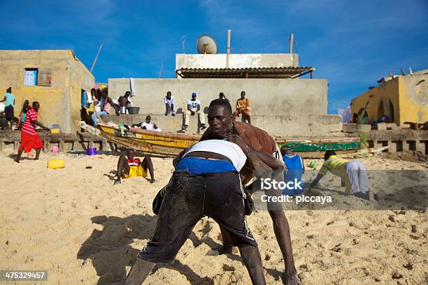 Grupo De Treino Wrestlers Na Praia No Senegal - Fotografias de stock e mais imagens de Adulto - Adulto, Agarrar, Ao Ar Livre