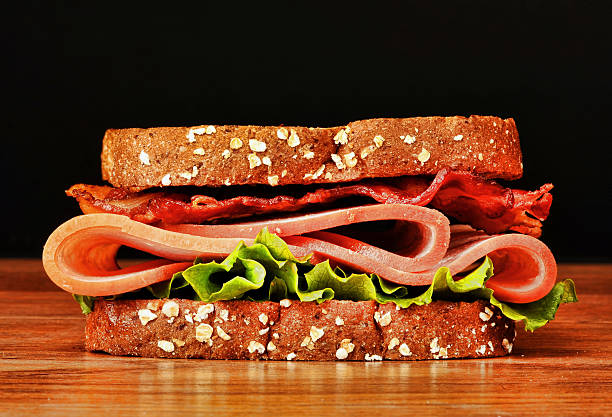 bekon i turcji kanapka klubowa. - sandwich delicatessen bacon lettuce and tomato mayonnaise zdjęcia i obrazy z banku zdjęć