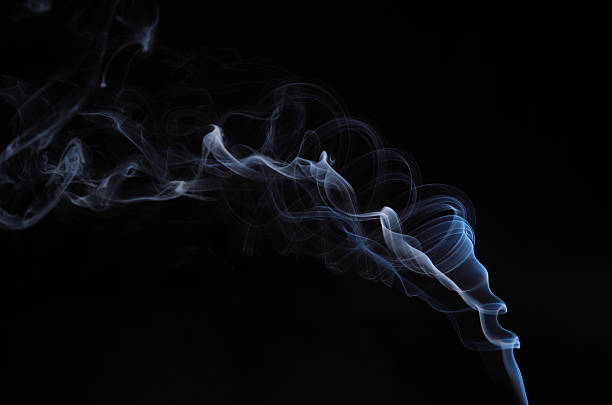twisted fumo su nero - mystics foto e immagini stock
