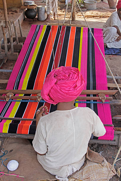 homme faisant ghongadi, desi couverture en laine de mouton, inde - textile industry loom machine textile photos et images de collection