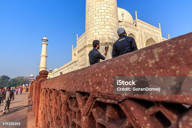 Desde Debajo De La Pared Foto de stock y más banco de imágenes de Adulto - Adulto, Agra, Aire libre