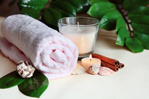 une serviette aromatique des bougies au spa et d'autres objets - alternative therapy aromatherapy spa treatment candle photos et images de collection