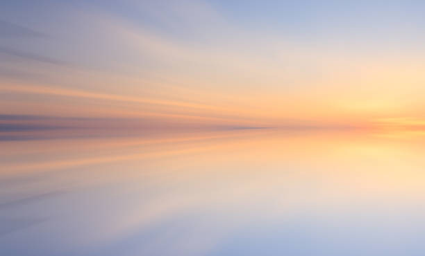 reflejo de colorido atardecer con exposición prolongada efecto, zoom borrosa - sunset sea tranquil scene sunrise fotografías e imágenes de stock