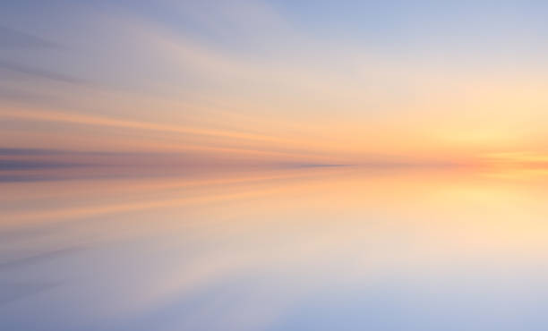 отражение красочный закат с длинной экспозиции влияние, масштаб нечеткое - sunset sea tranquil scene sunrise стоковые фото и изображения