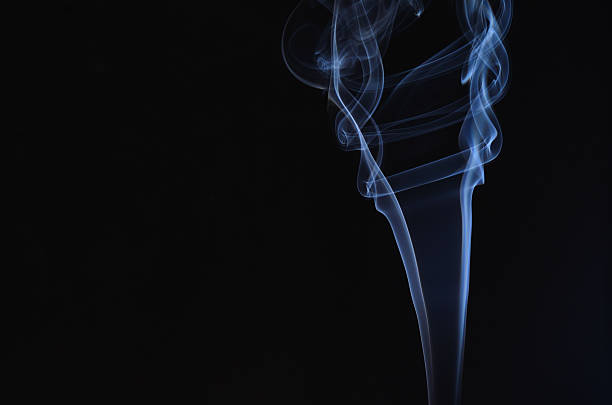 fumo e sfondo nero - mystics foto e immagini stock
