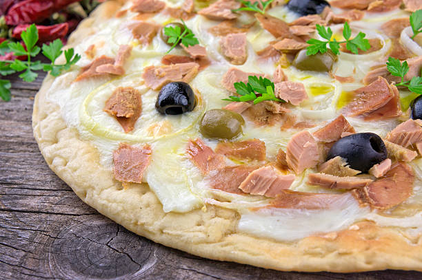 mozarela, pizza com atum e azeitonas, cebola - pizza tuna prepared fish cheese imagens e fotografias de stock