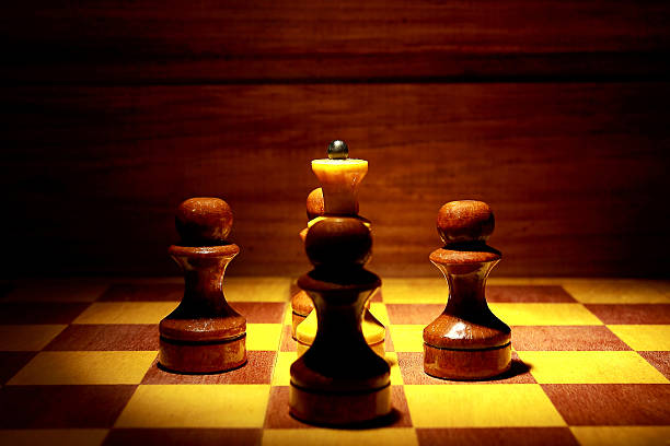 dame und vier pawns - strategy failure chess king five objects stock-fotos und bilder