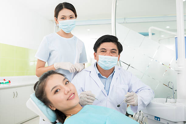 посетить стоматолог - dentist asian ethnicity portrait male стоковые фото и изображения