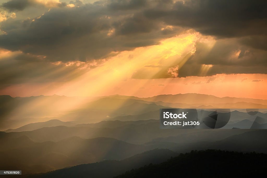 Belo pôr-do-sol e o feixe de luz - Foto de stock de 2015 royalty-free