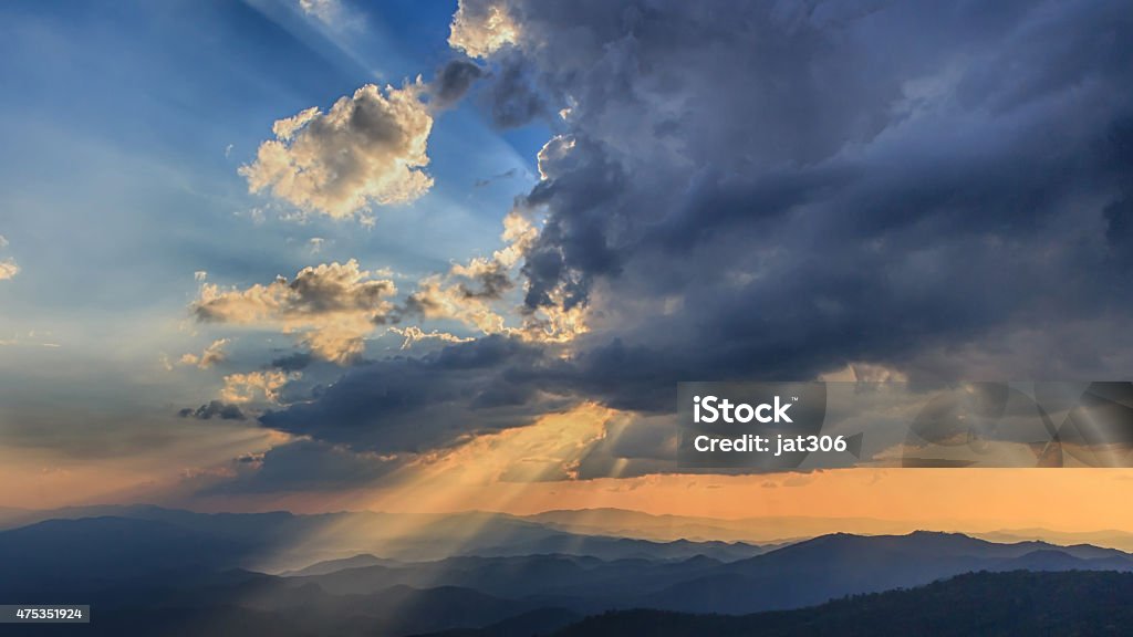 Hermosa puesta de sol y del haz de luz - Foto de stock de 2015 libre de derechos