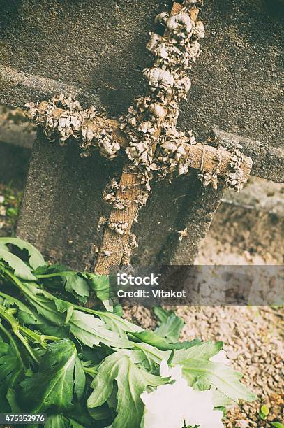 Wooden Cross Marking A Grave Stock Photo - Download Image Now - 2015, Ancient, Buried