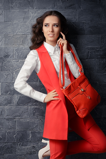 Mujer de negocios en oficina inteligente con la correspondiente Handbag disfraz photo